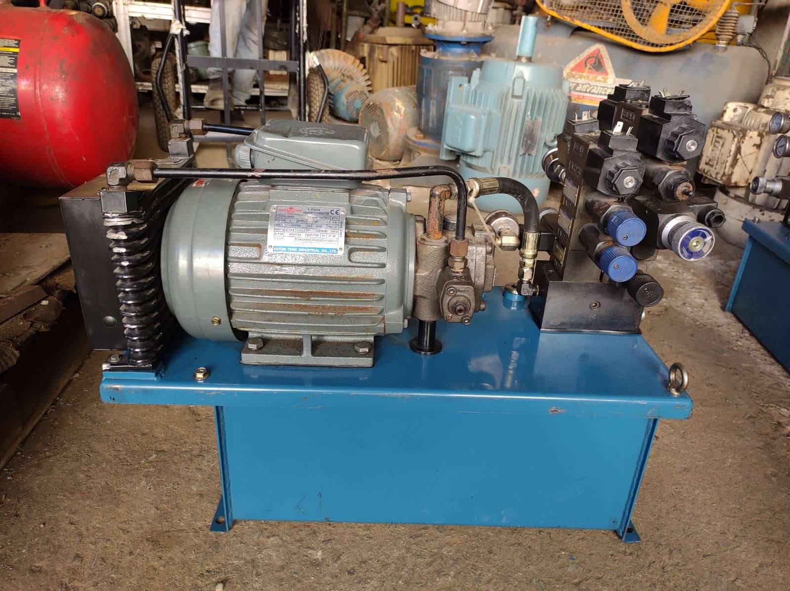 Composta de tanque, bomba hidráulica, motor elétrico, bloco de válvula, resfriador