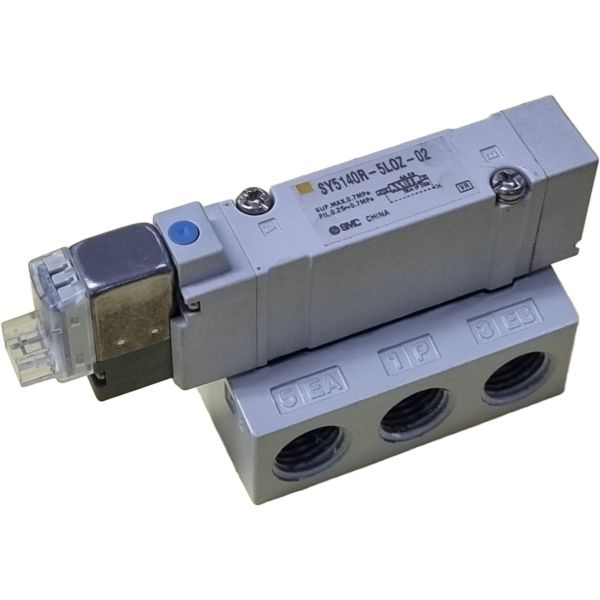 Série SY5000, 2 posições simples solenóide, pilotagem externa, solenóide tensão 24VCC, ligação elétrica conector tipo L, com LED indicador e supressor de picos de tensão, conexão rosca 1/4