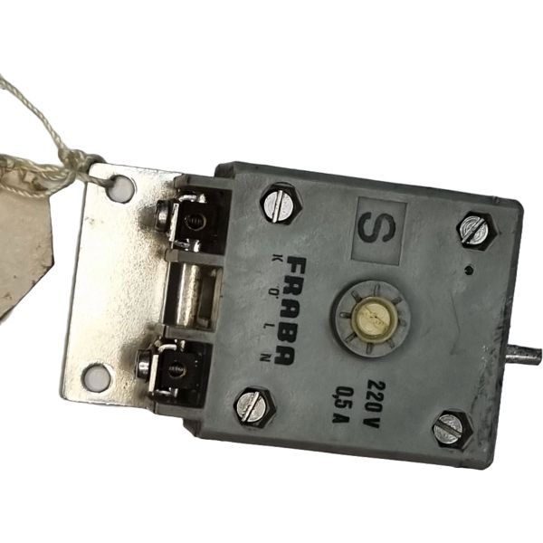 tensão de operação 220V, corrente máxima 0,5A, corpo metal/baquelite, com bornes de parafuso para conexão, ajuste central