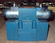 Válvula direcional REXROTH 4WEH10L3X6EG24N9EZ usada