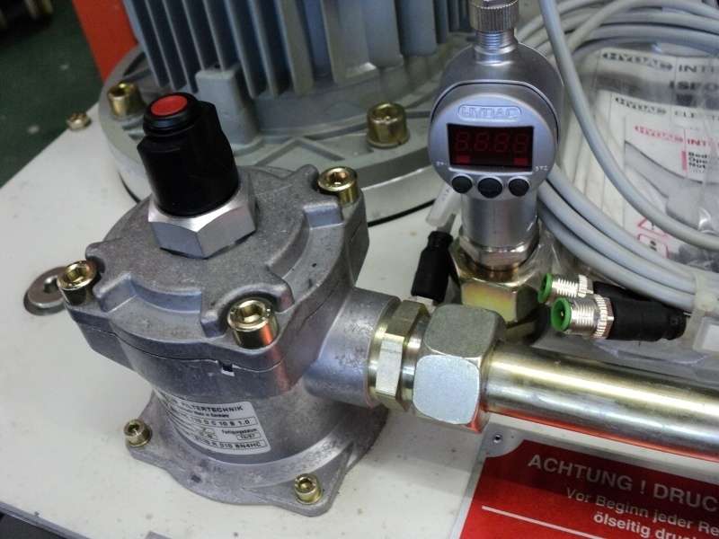 com motor elétrico, bomba hidráulica, reservatório, acumulador de pressão, sensor, visor de nível 
