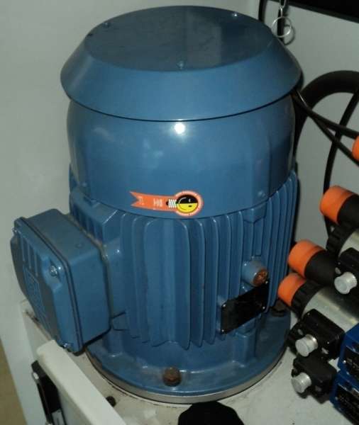 válvulas direcionais, unidade de lubrificação EXIMPORT, motor elétrico trifásico WEG 6CV, acumulador de ar HYDAC, dispositivos eletr&ocirc;nicos IFM, reservatório REXROTH, trocador de calor APEMA, filtros, blocos, man&ocirc;metro REXROTH, válvula COAX