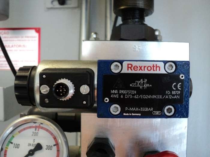 válvulas direcionais, unidade de lubrificação EXIMPORT, motor elétrico trifásico WEG 6CV, acumulador de ar HYDAC, dispositivos eletr&ocirc;nicos IFM, reservatório REXROTH, trocador de calor APEMA, filtros, blocos, man&ocirc;metro REXROTH, válvula COAX