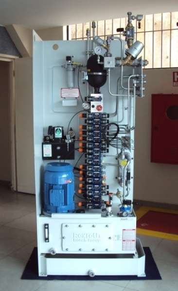 válvulas direcionais, unidade de lubrificação EXIMPORT, motor elétrico trifásico WEG 6CV, acumulador de ar HYDAC, dispositivos eletr&ocirc;nicos IFM, reservatório REXROTH, trocador de calor APEMA, filtros, blocos, man&ocirc;metro REXROTH, válvula COAX