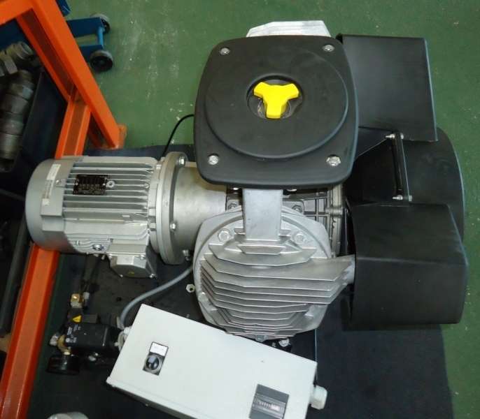 Compressor para ar comprimido, compressor industrial de pistão. LE: Compressor alternativo de estágio único com pressão máxima de 10 bar (145 psi). LT: Compressor alternativo de dois estágios com pressão máxima de 15, 20 ou 30 bar (218, 290 ou 435 psi)