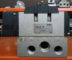 Válvula pneumática VFS4110-4D - SMC usada