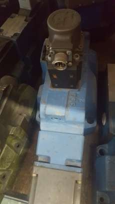 Válvula direcional 4WRD25V000S53 - REXROTH usada