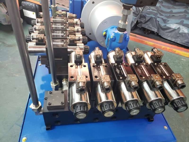 com Motor 20 HP, bomba hidráulica, válvulas hidráulicas, reservatório, resfriador de óleo, filtro, man&ocirc;metro